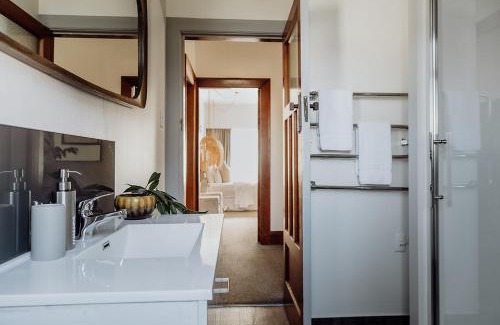 Hokitika House | Relax at Revell St Beach Bungalow - Pet and Child Friendly