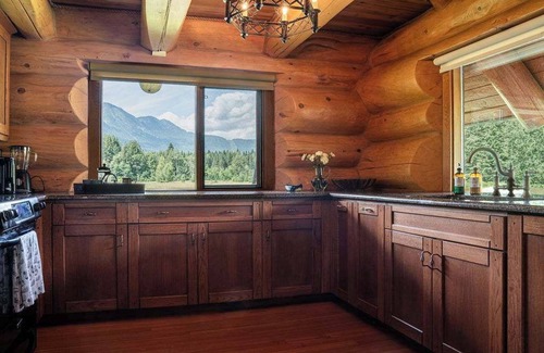 Revelstoke House | Experience Revelstoke House: Ideal Family Log Retreat