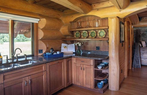Revelstoke House | Experience Revelstoke House: Ideal Family Log Retreat