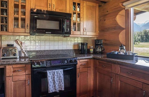 Revelstoke House | Experience Revelstoke House: Ideal Family Log Retreat