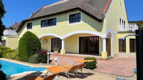 Revfulop Apartment | Discover Revfülöp: Poolside Retreat with Ocean Views
