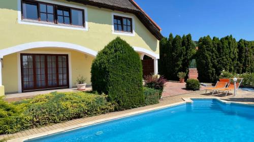 Revfulop Apartment | Discover Revfülöp: Poolside Retreat with Ocean Views