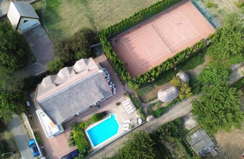Revfulop Apartment | Discover Revfülöp: Poolside Retreat with Ocean Views