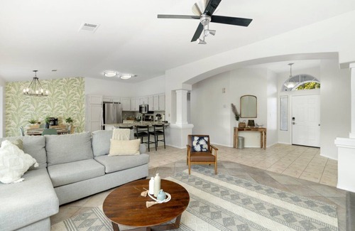 Greenacres House | Relaxing 3 Bedroom Home in Bakersfield with Pool & Wi-Fi