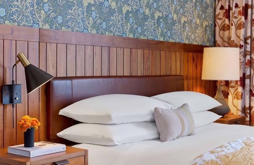 Mount Vernon Hotel | Rooftop Access & Family-Friendly Comfort at Hotel Revival