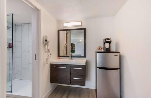 Paradise Valley Village Hotel | Family-Friendly SureStay Plus Hotel in Scottsdale with Pool
