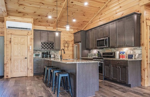 New Plymouth Cabin | Explore Revive Ridge: Family-Friendly Lodge in Hocking Hills