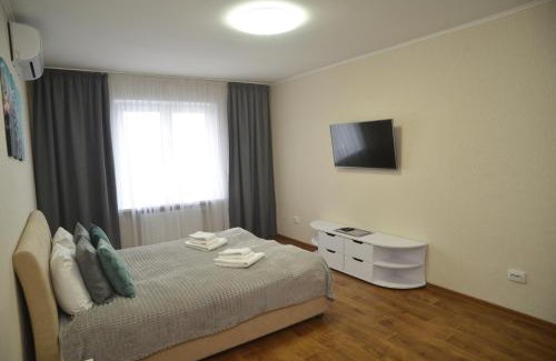 Darnyckyj Apartment | Scenic Lake View Apartment at Revutskogo 54, Kharkiv