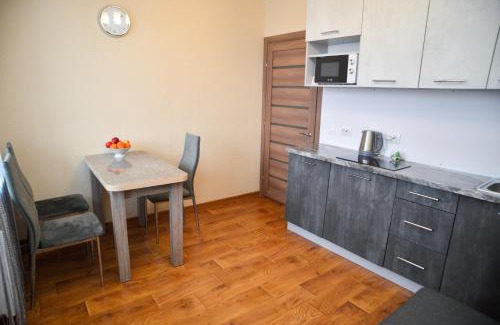 Darnyckyj Apartment | Scenic Lake View Apartment at Revutskogo 54, Kharkiv