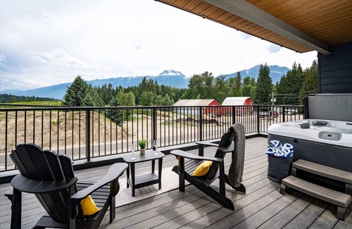 Revelstoke Condo | Revy's Peak Condo - Relax with Hot Tub and Scenic Views