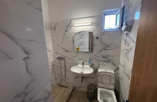 Loutra Ypatis Hotel | Comfortable Stay at Rex Πολίτη with Breakfast & Hot Tub