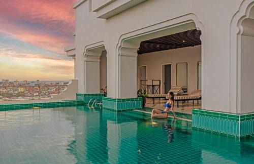 Dong Hoi Hotel | Relax at Rex Quang Binh Hotel: 4-Star with Spa & Pool