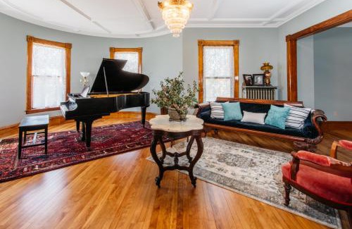 Barre Bed & Breakfast | Relax at Reynolds House Inn with Delicious Breakfast Included