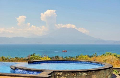 Sampalan Resort | Reynten Hill Resort: Oceanfront Bliss with Spa & Pool