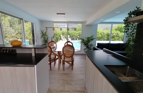 Alzira Apartment | Independently Yours: Relaxing Villa with Ocean Views