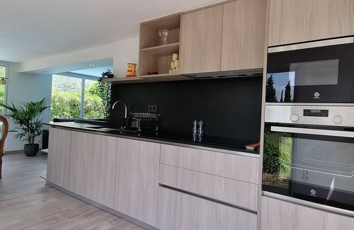Alzira Apartment | Independently Yours: Relaxing Villa with Ocean Views