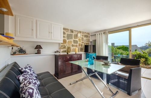 Mandelieu-La-Napoule Apartment | Relaxing Villa in Scenic Estate with Pool and Ocean Views