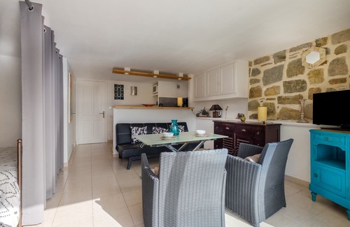 Mandelieu-La-Napoule Apartment | Relaxing Villa in Scenic Estate with Pool and Ocean Views