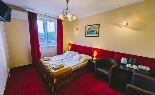 Sandomierz Villa | Rezydencja Królewska: Eco-Friendly Stay with Hot Tub & Dining