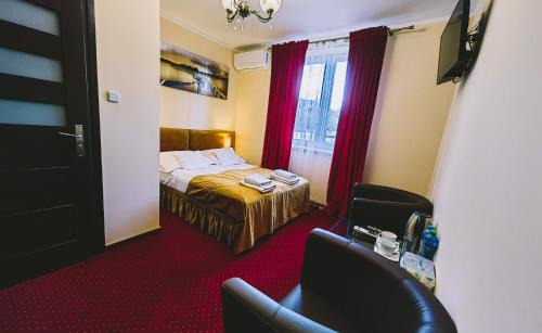 Sandomierz Villa | Rezydencja Królewska: Eco-Friendly Stay with Hot Tub & Dining