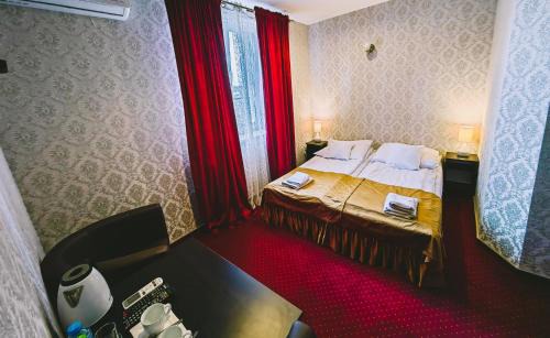 Sandomierz Villa | Rezydencja Królewska: Eco-Friendly Stay with Hot Tub & Dining