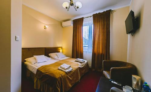 Sandomierz Villa | Rezydencja Królewska: Eco-Friendly Stay with Hot Tub & Dining