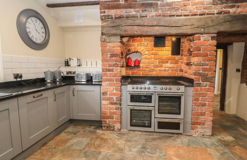 Llanymynech Cottage | Discover Rhandregynwen Hall: Family-Friendly Getaway