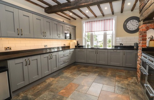 Llanymynech Cottage | Discover Rhandregynwen Hall: Family-Friendly Getaway