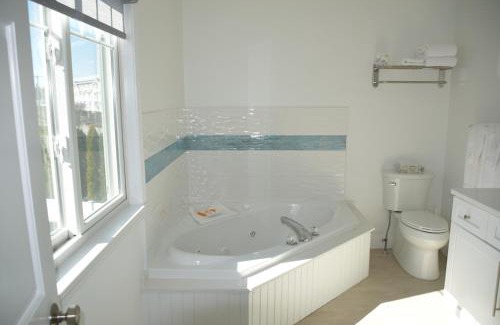 Newport Hotel | Ocean View Retreat at Rhea's Inn by the Sea - Rated 9/10