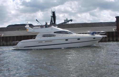 Kaßlerfeld Boat Rental | Rhein Yacht Lexa: Guest Rated 10/10 with Breakfast & Kitchen