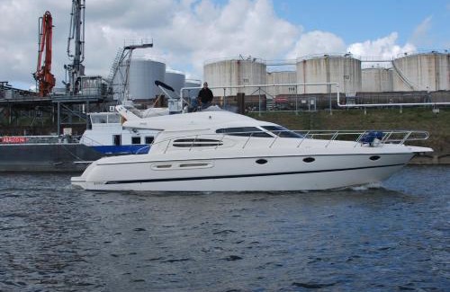 Kaßlerfeld Boat Rental | Rhein Yacht Lexa: Guest Rated 10/10 with Breakfast & Kitchen