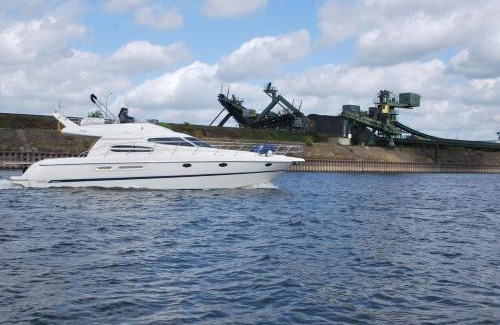 Kaßlerfeld Boat Rental | Rhein Yacht Lexa: Guest Rated 10/10 with Breakfast & Kitchen