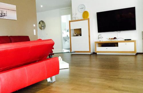 Petershausen-West Apartment | Rheinblick Riverview: Pet-Friendly Stay with Great Ratings
