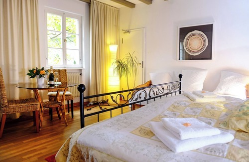 Hitdorf House | RheinRiver Guesthouse: Family-Friendly Retreat by the River