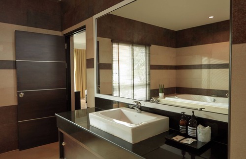 Makham Tia Hotel | Budget-Friendly Rhienchai Place with Family Amenities