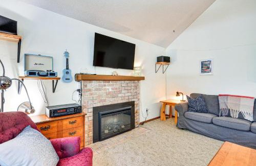 Mount Hood Village House | Rhododendron Retreat: Relax with Hot Tub by the River