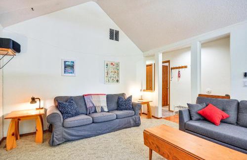 Mount Hood Village House | Rhododendron Retreat: Relax with Hot Tub by the River