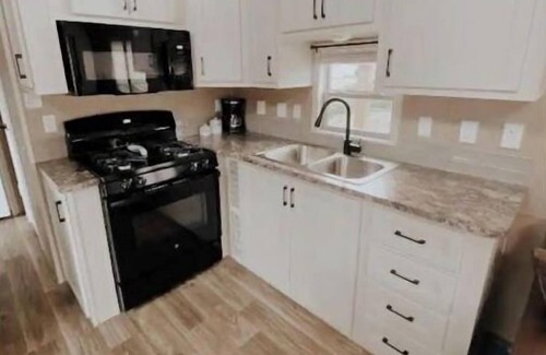 Forks House | Cozy Rhody House: Tiny Home Stay with Breakfast in Forks