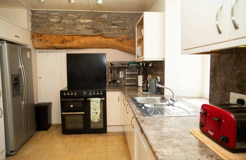 Crosswell Cottage | Relaxing Retreat at Rhostwarch Old Farmhouse, Eglwyswrw
