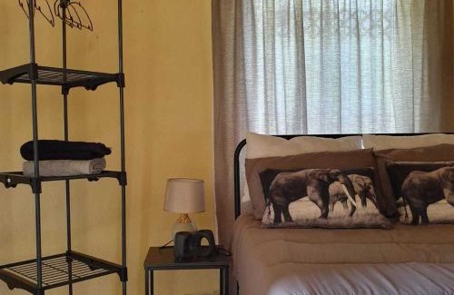 Ha-Lambani Cabin | Inviting Rhumbini Lodge: Family-Friendly with Breakfast