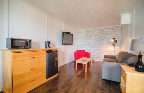 Carleton-sur-Mer Hotel | Discover Hostellerie Baie Bleue: Poolside Family Retreat