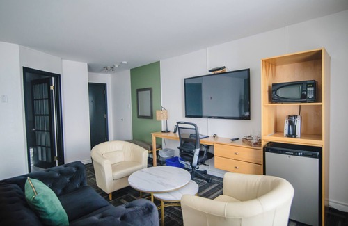 Carleton-sur-Mer Hotel | Discover Hostellerie Baie Bleue: Poolside Family Retreat