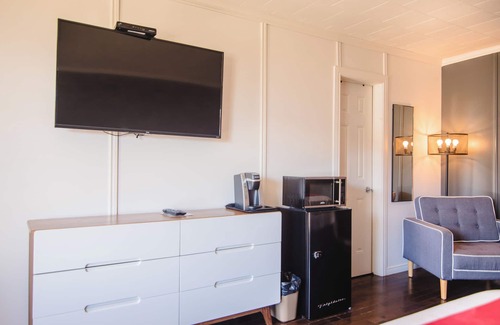 Carleton-sur-Mer Hotel | Discover Hostellerie Baie Bleue: Poolside Family Retreat