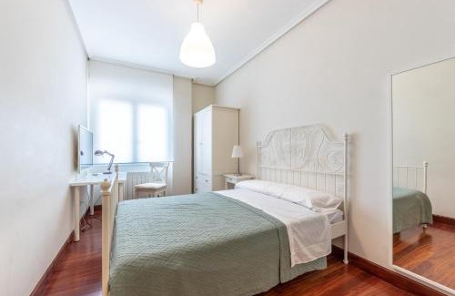 Deustuko San Pedro-Erribera Apartment | Family-Friendly Stay at Ria Bilbao Flat for Memorable Trips
