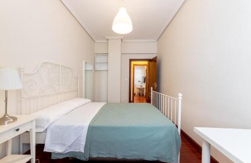 Deustuko San Pedro-Erribera Apartment | Family-Friendly Stay at Ria Bilbao Flat for Memorable Trips