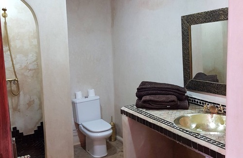 Riad Zitoun Jdid House | Discover Comfort at Riad Alwafaa with Family-Friendly Kitchen