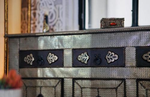 El Ayoun House | Enchanting Riad Amelia: Lalla Amelia Room with Hot Tub