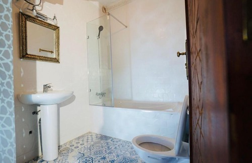 El Ayoun House | Cozy Riad Amelia: Lalla Fatima Zohra Room with Hot Tub