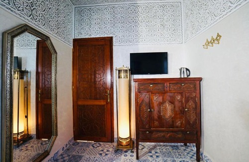 El Ayoun House | Cozy Riad Amelia: Lalla Fatima Zohra Room with Hot Tub