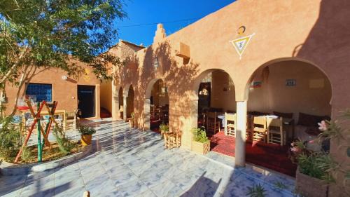 Foum Zguid House | Pet-Friendly Riad Assia: Family Haven with Restaurant & Breakfast